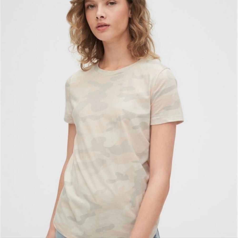 🔺️Gap Peach & Gray Camouflage Short Sleeve Top Medium